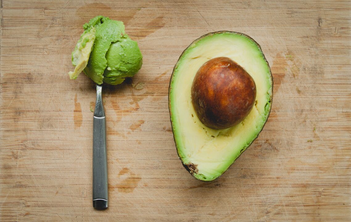 Avocados gehören aufgrund ihres hohen Gehalts an pflanzlichen Fetten und Proteinen zum ketogenen Diät-Menü. 