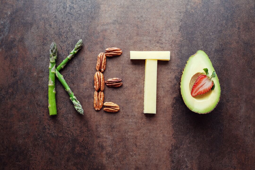 Die Keto-Diät ist eine Zunahme von Fett und Eiweiß im Rahmen einer starken Reduzierung von Kohlenhydraten. 