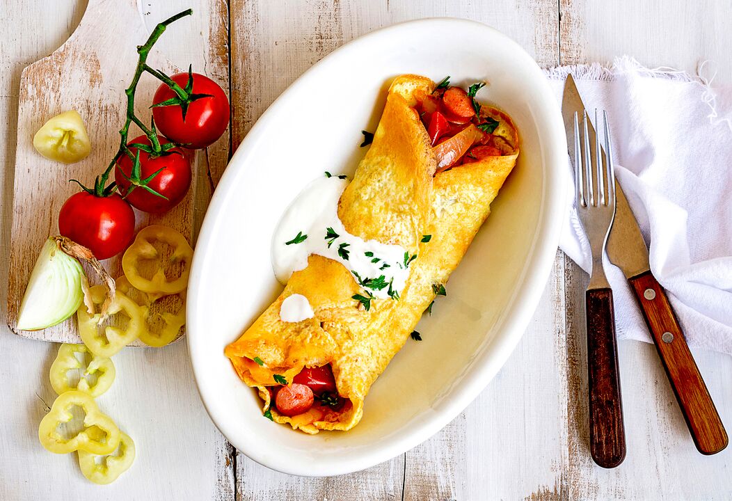 Zum Frühstück gibt es für Abnehmende mit ketogener Ernährung ein Omelette mit Käse, Gemüse und Schinken