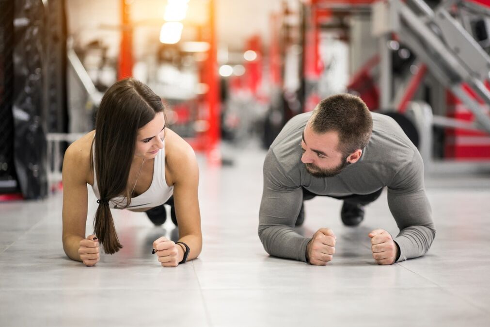 Ein Mann und eine Frau führen die Plank-Übung durch, die für alle Muskelgruppen entwickelt wurde