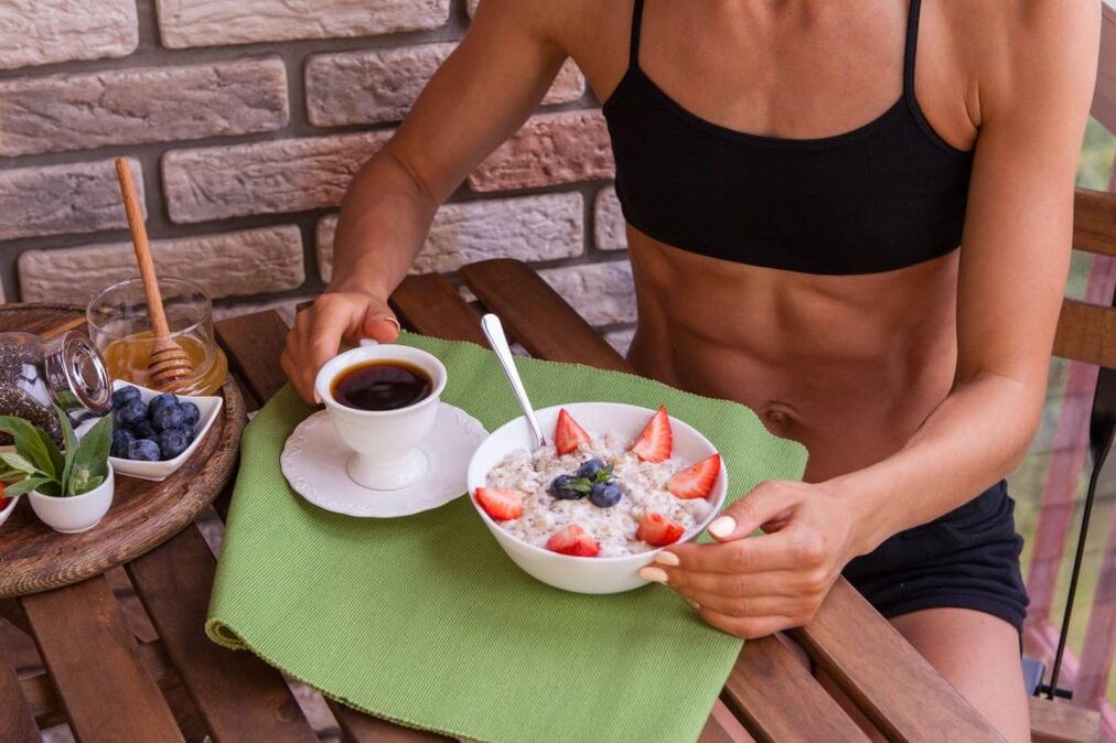 Gesundes Frühstück mit Kalorienkontrolle zum Abnehmen