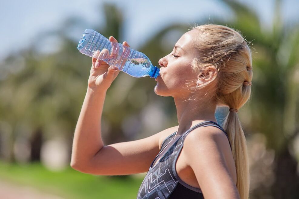 Trinken Sie genug Wasser, um Fettleibigkeit zu bekämpfen